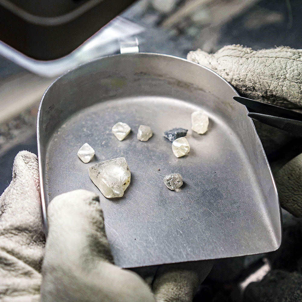 Rough natural dIamonds from source Rough natural dIamonds from source